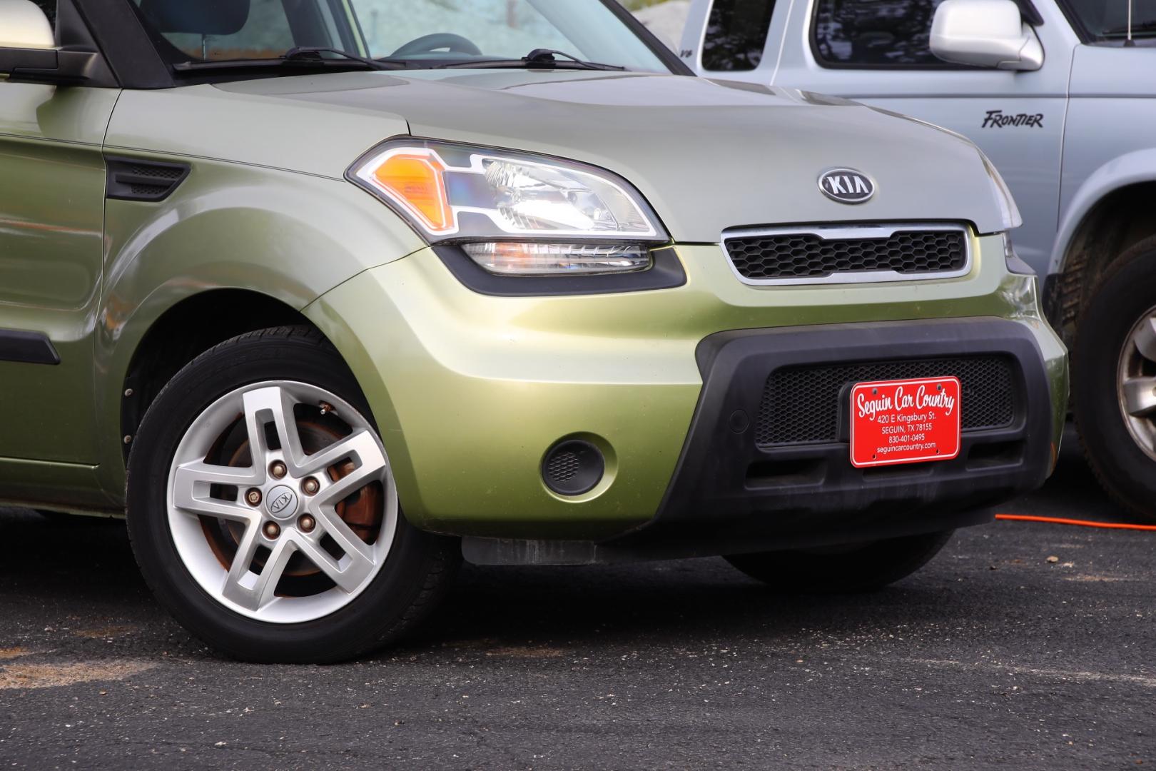 2011 GREEN KIA SOUL + (KNDJT2A26B7) with an 2.0L L4 DOHC 16V engine, 4-SPEED AUTOMATIC OR 5-SPEED MANUAL transmission, located at 420 E. Kingsbury St., Seguin, TX, 78155, (830) 401-0495, 29.581060, -97.961647 - Photo#2